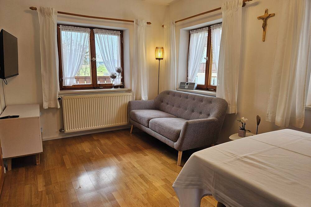 Ferienwohnung Steinplatte, 3-Sterne mit 45 qm, Zuhaus, Balkon in Gollenshausen am Chiemsee, Gstadt am Chiemsee