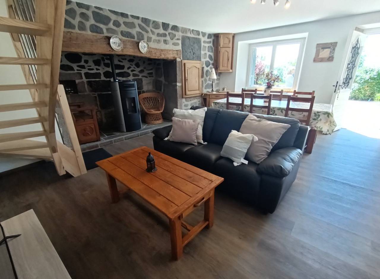 Gîte pour 6 personnes à Pailherols, Monts du Cantal in Pailherols, Région d'Aurillac