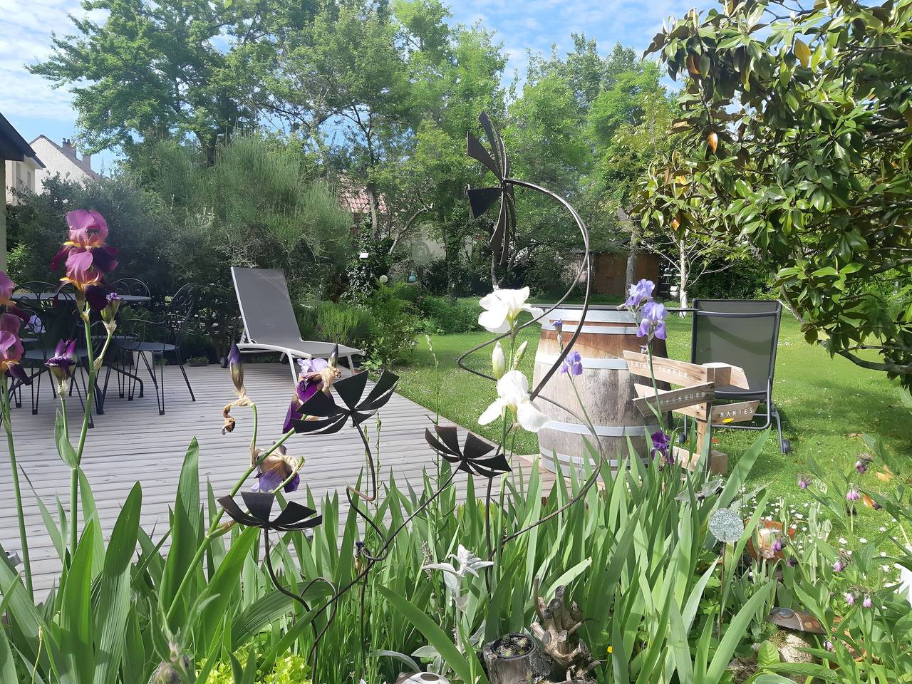 Chambre d’hôtes « Chez Flo Givry - Côté Jardin » avec terrasse, jardin partagés et Wi-Fi in Givry, Région de Chalon-sur-Saône