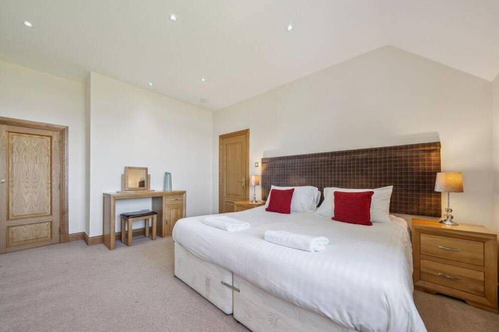 Number 15 Lomond Castle - Sleeps 6-7 - sleeps 7 guests  in 3 bedrooms in Loch Lomond, Argyll & Bute