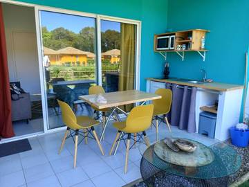 Location de vacances pour 2 personnes, avec jardin ainsi que terrasse et piscine à Grand-Bourg