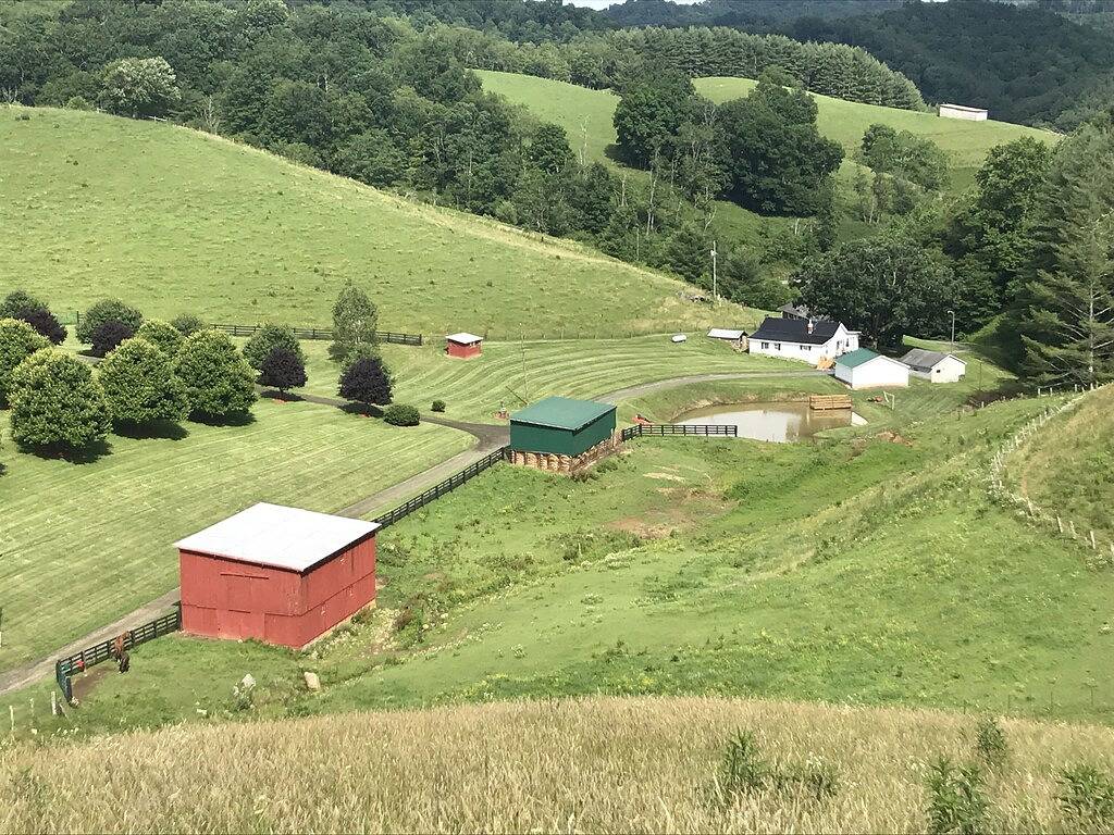 Neu renoviertes Bauernhaus auf 83 Hektar. in Ashe County
