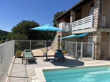 Gîte pour 10 personnes, avec balcon ainsi que jardin et piscine à Saint-Ambroix