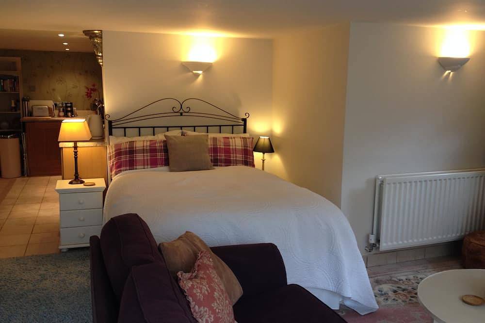 Entire apartment, Spacious Self Contained Studio Apartment - Free Wi-Fi & Parking in Greater Manchester