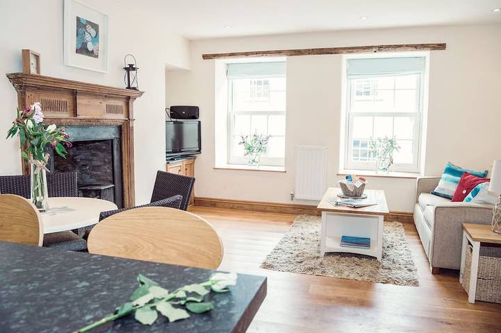 Entire apartment, Mary Dann - Stunning Ground Floor Apartment in the heart of Old Town Padstow in Padstow, Cornwall