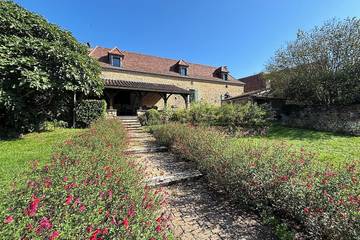 Gîte pour 8 personnes, avec jardin, animaux acceptés à Le Buisson-de-Cadouin