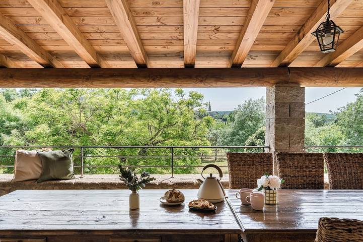 Location de vacances pour 15 personnes, avec jardin et terrasse à Saint-André-de-Cruzières