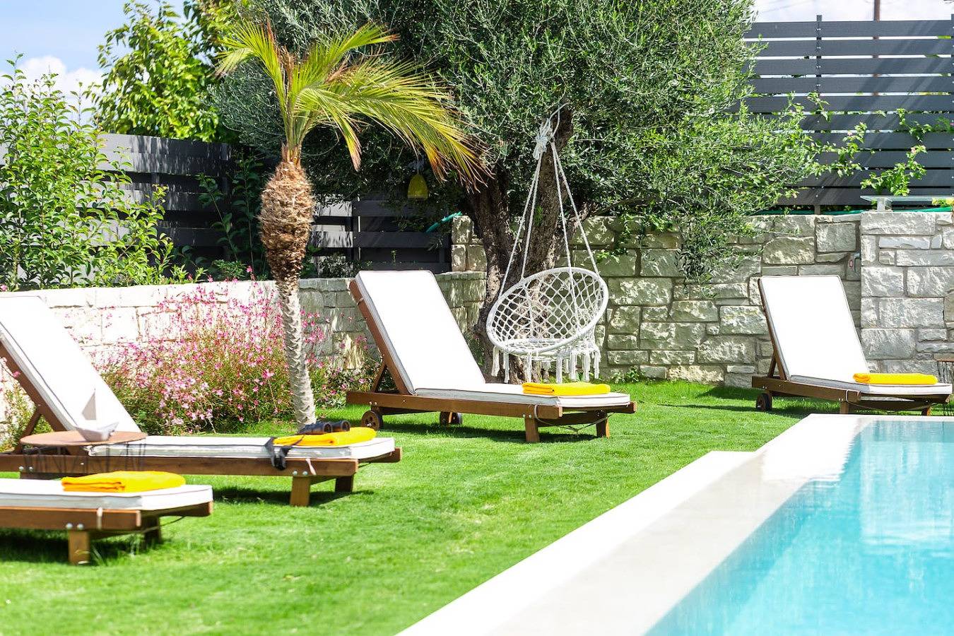 Heated Pool, 180m to the beach, shops & amenities in Plataniás, Région de la Canée