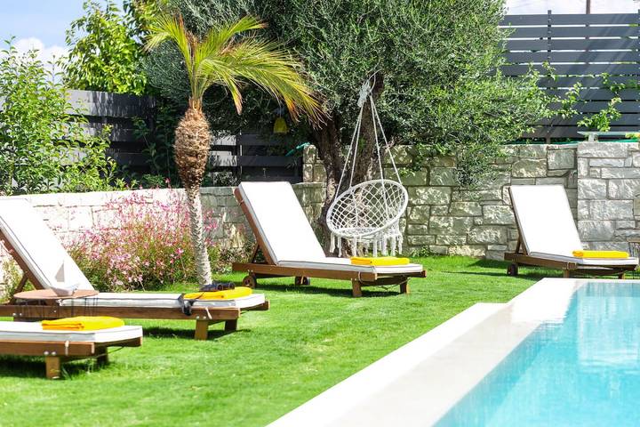 Heated Pool, 180m to the beach, shops & amenities in Plataniás, Région de la Canée