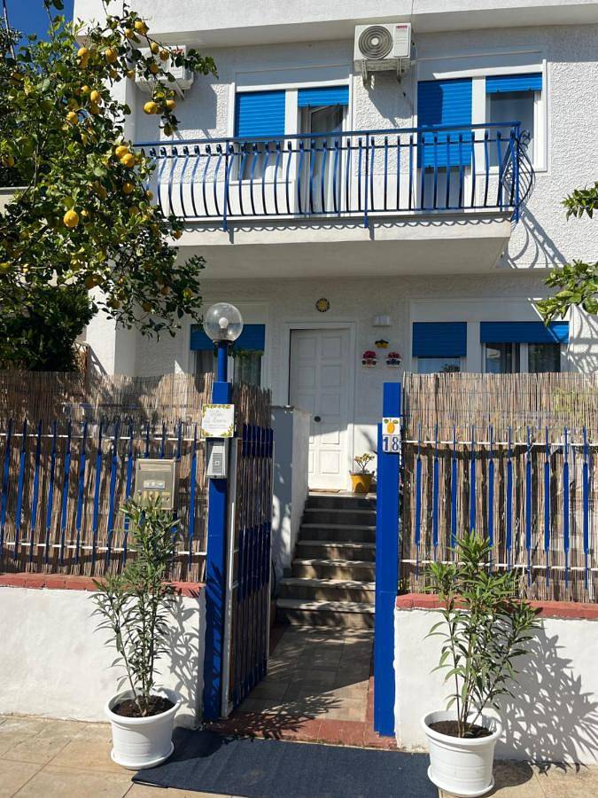 Villa del Limone , Mondello Via deucalione 18 ,via Miseno 18 in Mondello, Palermo