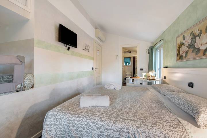 Villa 'La Baia' con terrazza privata, Wi-Fi e aria condizionata in San Felice del Benaco, Prealpi Gardesane