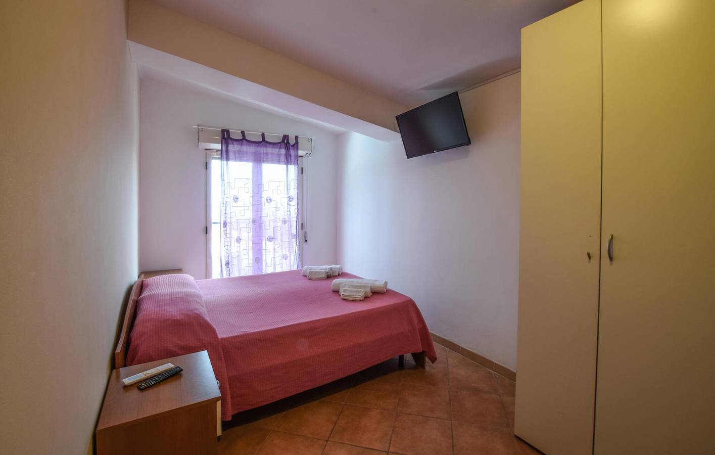 Ganze Ferienwohnung, Apartment mit Meerblick, Pool und Parkplatz, 2,5 km zum Strand in Palmi, Reggio Calabria Provinz