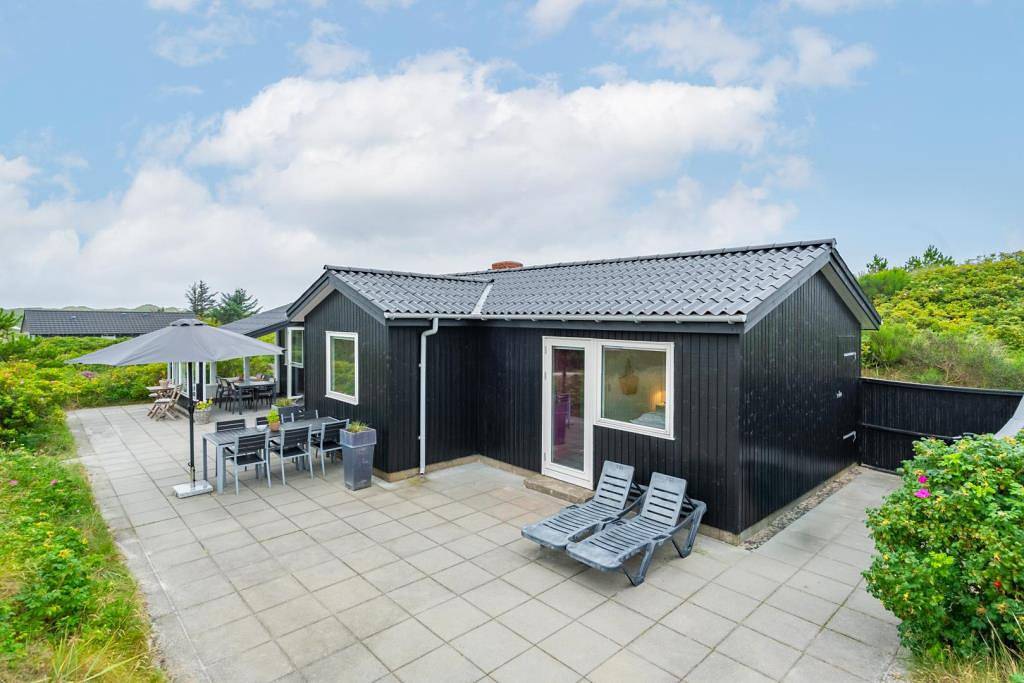 Sommerhus beliggende tæt på Vesterhavet. in Henne, Varde Region