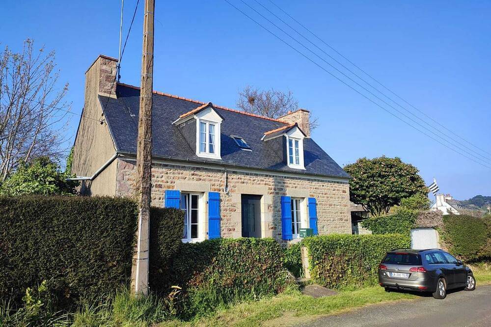 Independent Breton family house in Ploubazlanec, Côte de Goëlo