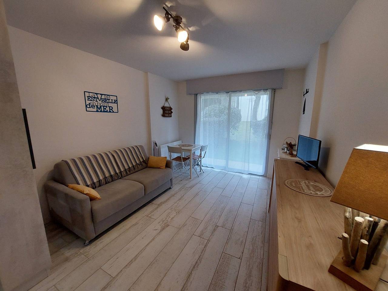 Studio entier, Studio au calme, plage et centre à pied, jardinet ensoleillé, parking privé in Saint-Georges-de-Didonne, Côte de Beauté