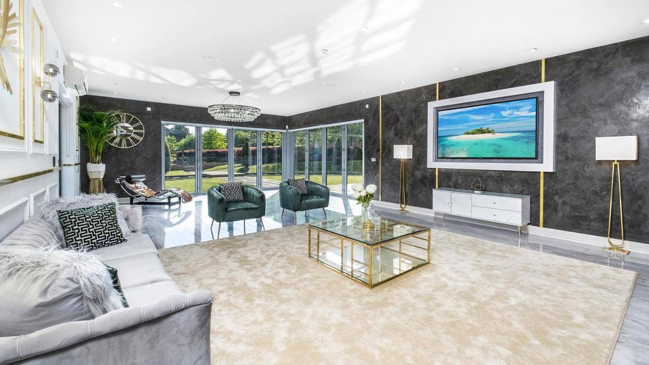 Luxury 10,000 Sq Ft 7-bed Mansion With Indoor Pool in Bexley, London