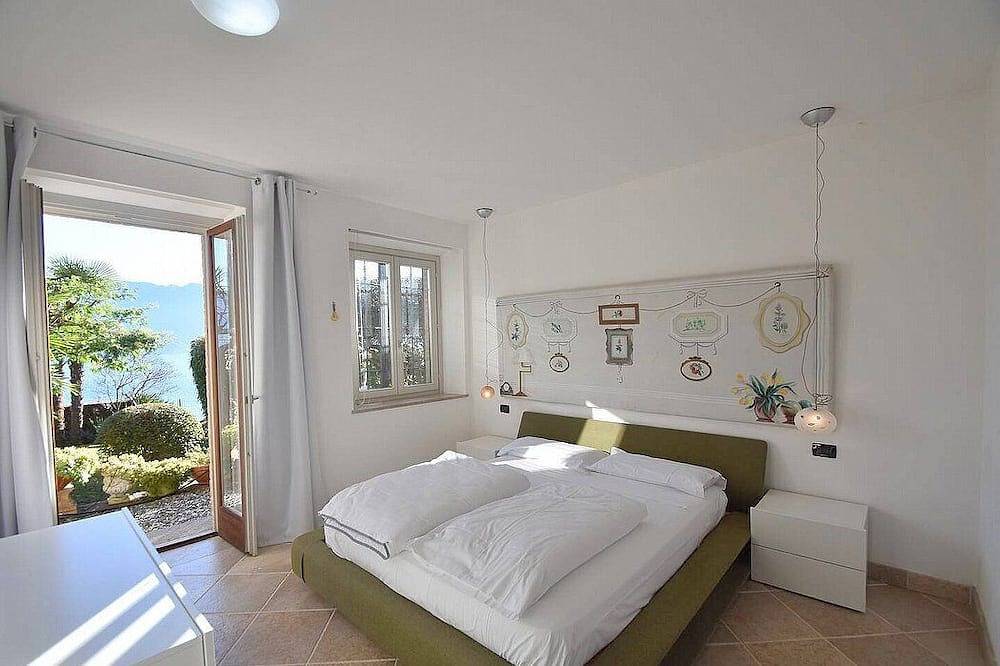 Villa Alborella: A bright four-story villa situated on a promontory facing the lake, with Free Wi-Fi. in Oggebbio, Oggebbio Gemeinde