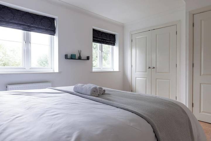 Comfortable 4-bedroom home Aylesbury / park view / pet friendly / car port in Aylesbury, Chiltern Hills