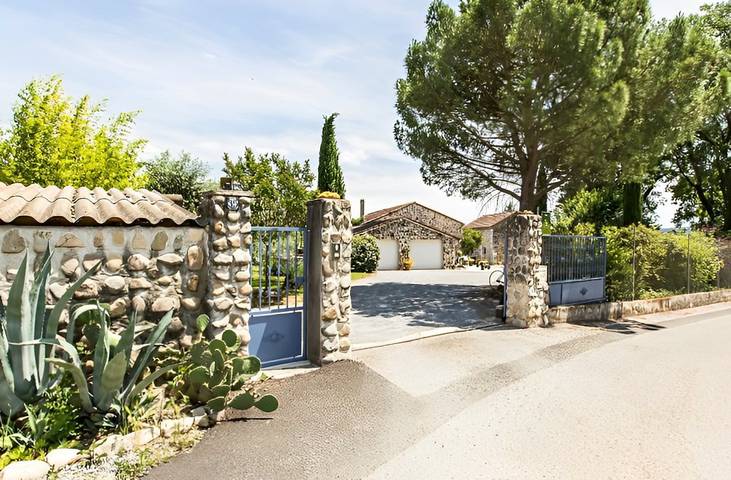 Gîte pour 5 personnes, avec piscine ainsi que terrasse et jardin