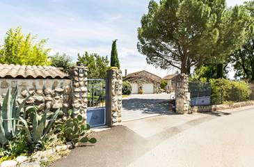 Gîte pour 5 personnes, avec terrasse ainsi que jardin et piscine à Sampzon