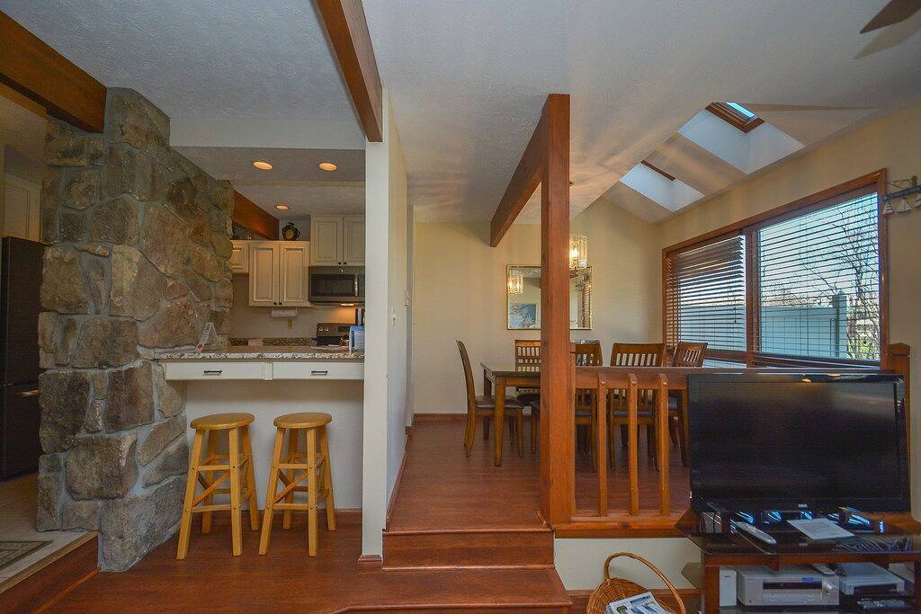 Stadthaus am See mit Seeblick und beheiztem Innenpool! in McHenry, Deep Creek Lake