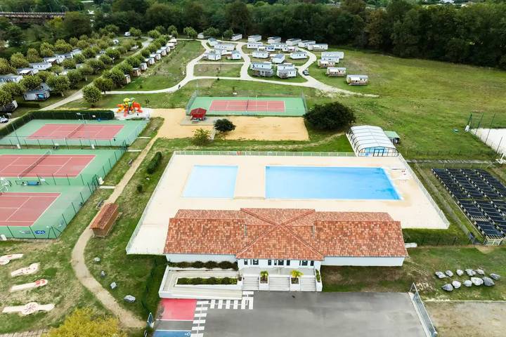 Casa rodante para 10 personas, con piscina y terraza, Se admiten mascotas - 1