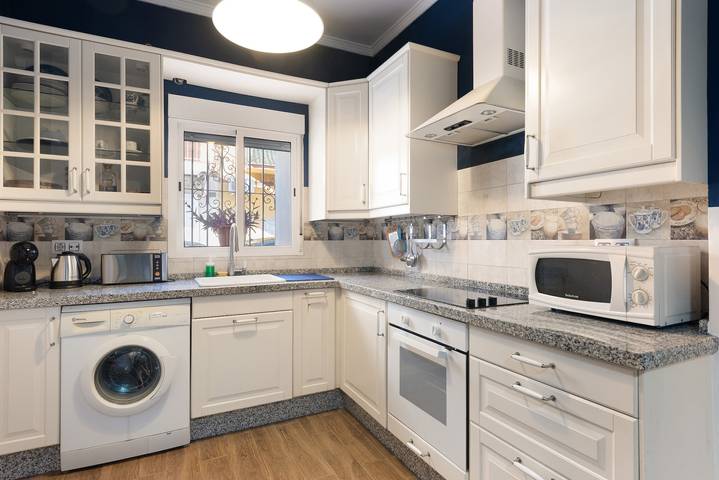 Entire apartment, Apartment 'Duque De Rivas 42' with Wi-Fi and Air Conditioning in Málaga Central District, Malaga