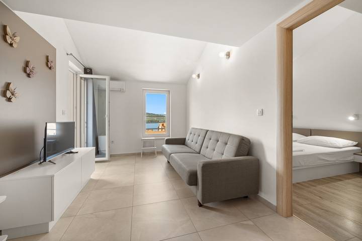 Ganze Wohnung, Apartment Paula with Sea View in Cres Stadt, Cres