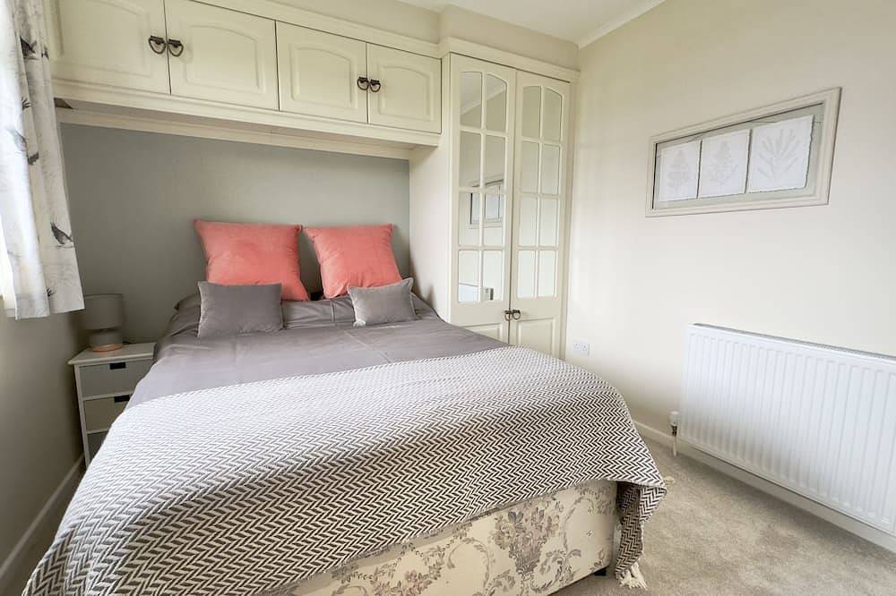 Sleeps 6 guests, ample driveway parking, front and rear gardens. Pets welcome in Padstow, Cornwall