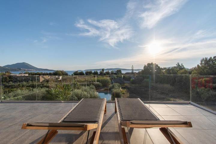 Location de vacances pour 6 personnes, avec sauna et vue ainsi que piscine et jardin dans Gialova