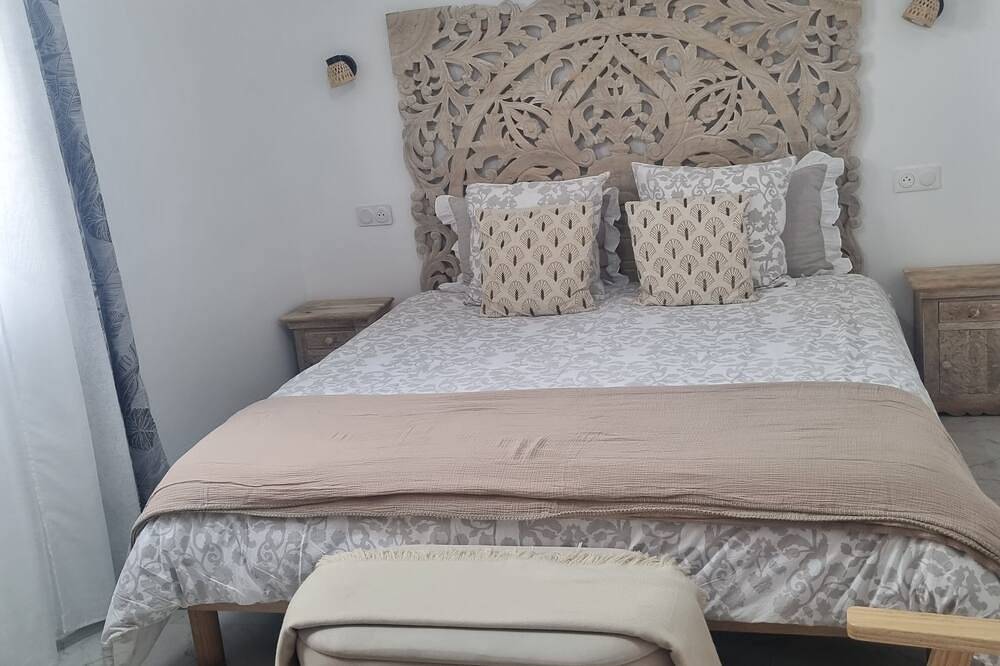 Entire apartment, Studio 30 meters, close to marina in Port-Saint-Louis-du-Rhône, Arles region