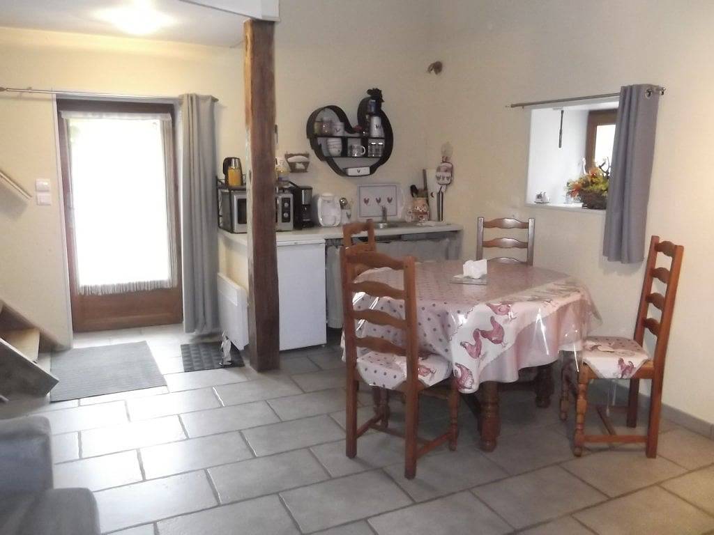 Chambres d'hôtes de la Grange Bernon avec kitchenette - Logement Les plumes avec kitchenette in La Celle (Cher), Saint-Amand-Montrond