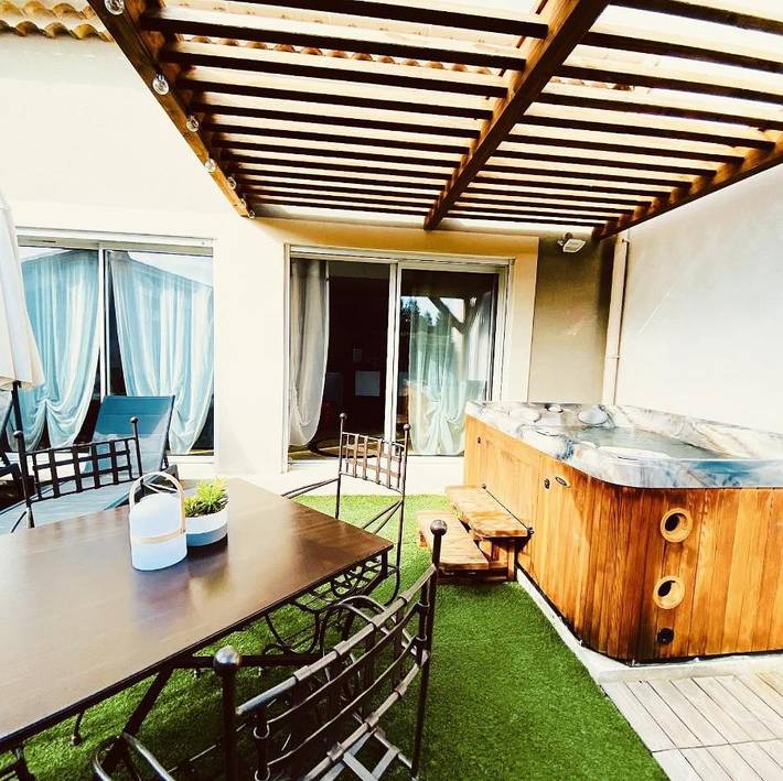 Riad pour 4 personnes, avec jacuzzi et terrasse