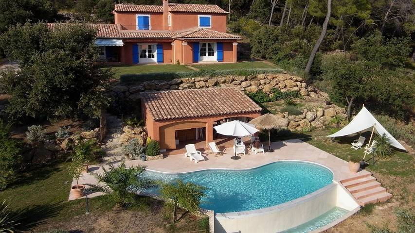Villa pour 12 personnes, avec terrasse ainsi que jardin et piscine, animaux acceptés à Lorgues