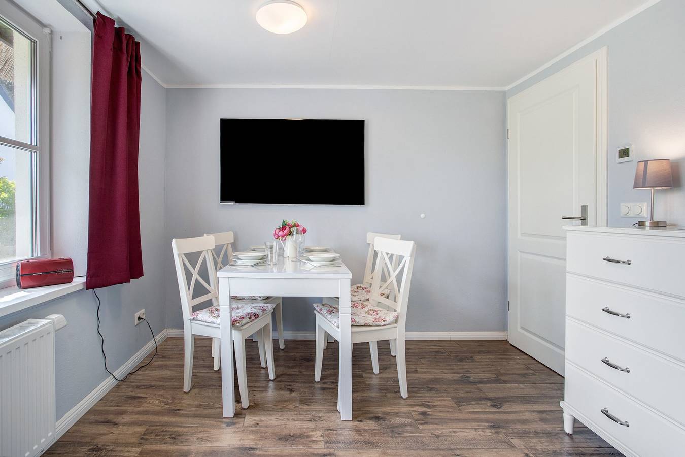 Ganze Wohnung, Ferienwohnung 'Reetferienhaus Lütt' mit Gemeinschaftsterrasse und Wlan in Schaprode, Rügen