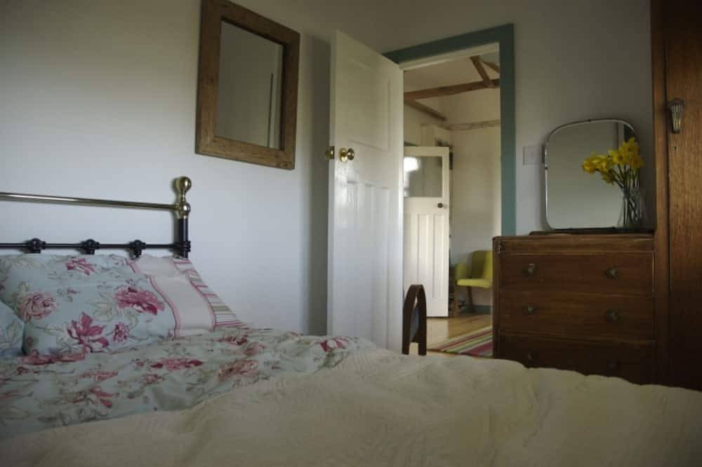 St Ives Bay.  Self Catering traditional Beach Chalet. Sleeps 4. Close to beach! in Hayle, Cornwall