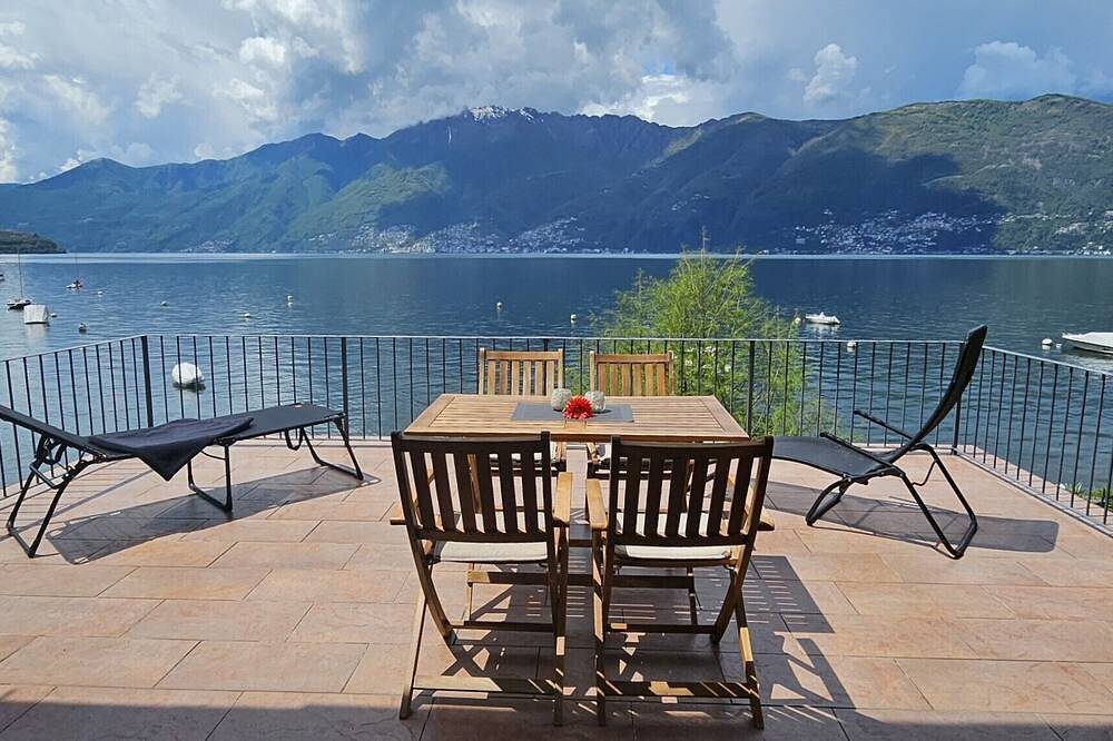 Ganze Wohnung, Ferienwohnung mit grosser Panoramaterrasse und direktem Seezugang in Gambarogno, Lago Maggiore (Schweiz)