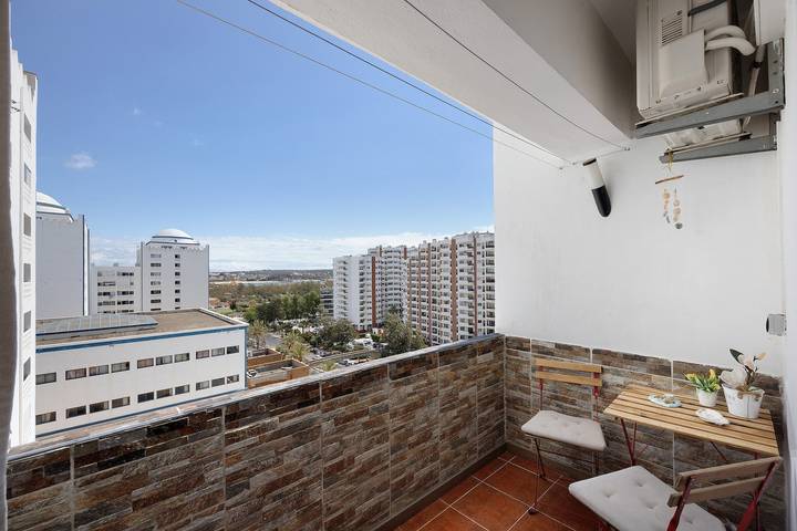 Appartamento intero, Appartamento di vacanza "Da Praia" con aria condizionata, balcone, giardino in comune e Wifi in Praia da Rocha, Portimao