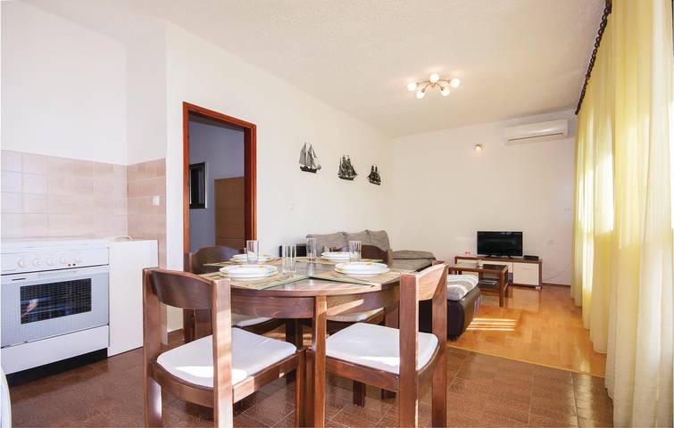 Ganze Ferienwohnung, Gemütliche Wohnung mit Terrasse, in Strandnähe und mit Parkplatz in Brodarica, Šibenik-Knin