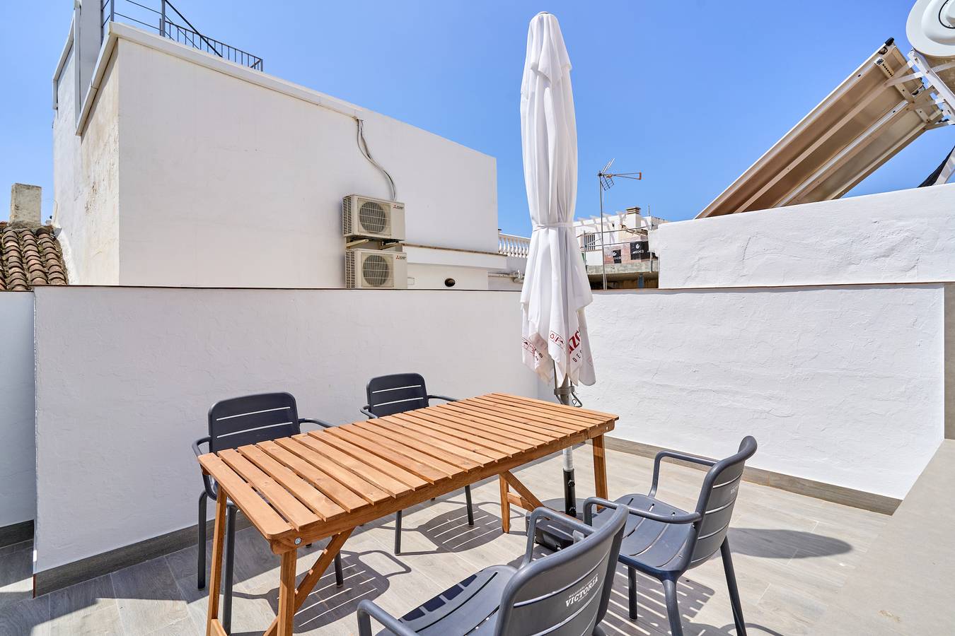 Apartamento inteiro, Apartamento 'Suzanne' com terraço privado, Wi-Fi e ar condicionado in Nerja Centre, Nerja