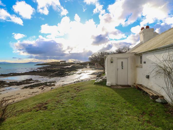 Cottage for 8 people, with garden, with pets in Rhoscolyn