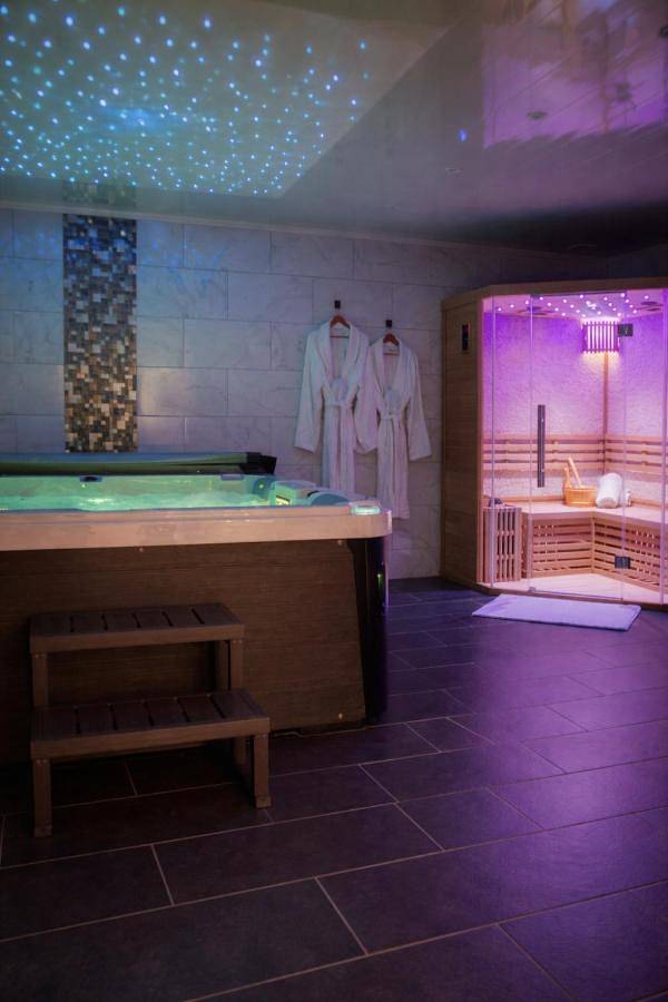 Hôtel pour 2 personnes, avec jardin ainsi que sauna et vue dans Couterne