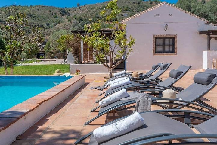 Location de vacances pour 12 personnes, avec jardin à Casabermeja