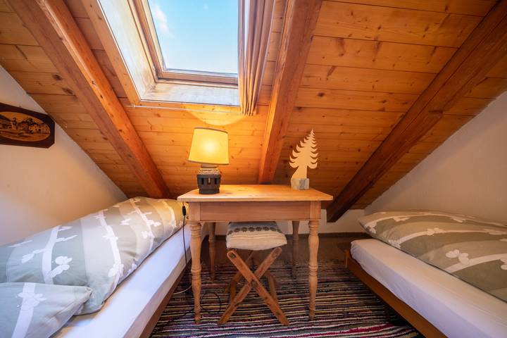 Ganze Wohnung, Chasa Rosa 3: 3.5-Zimmerwohnung im idyllischen und sonnenverwöhnten Bergdorf Vnà in Vnà, Valsot