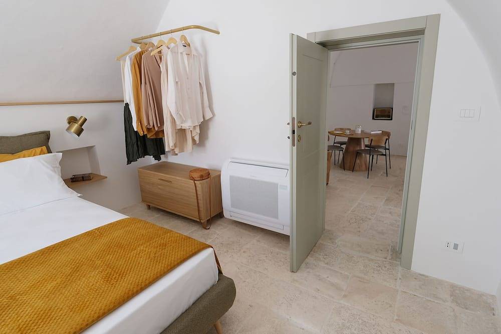 Appartamento intero, Casa nel centro storico con terrazza e vista panoramica sulla Valle d'Itria in Locorotondo, Provincia di Bari