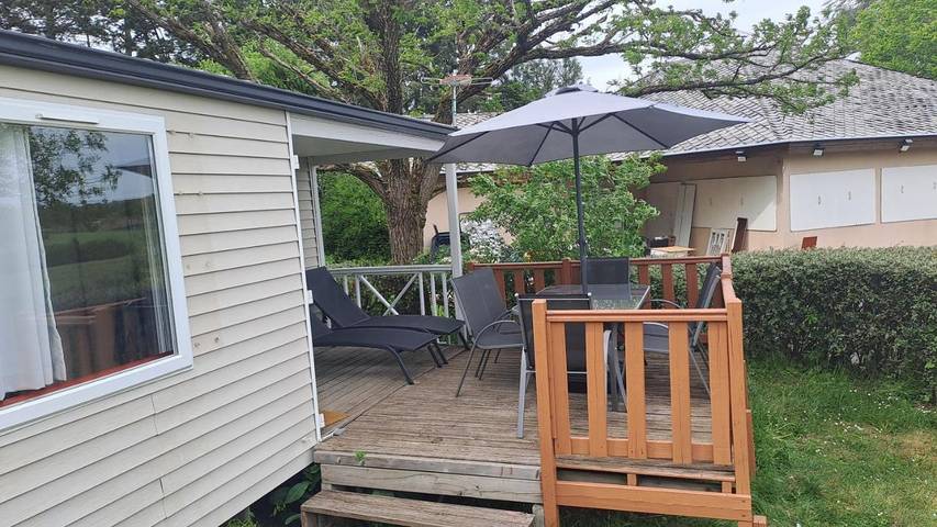 Location de vacances pour 6 personnes, avec vue et terrasse ainsi que vue sur le lac et piscine, animaux acceptés à Pont-de-Salars - 2