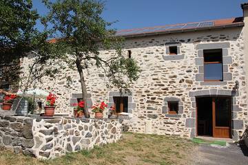 Gîte pour 7 personnes, avec terrasse dans le Cantal