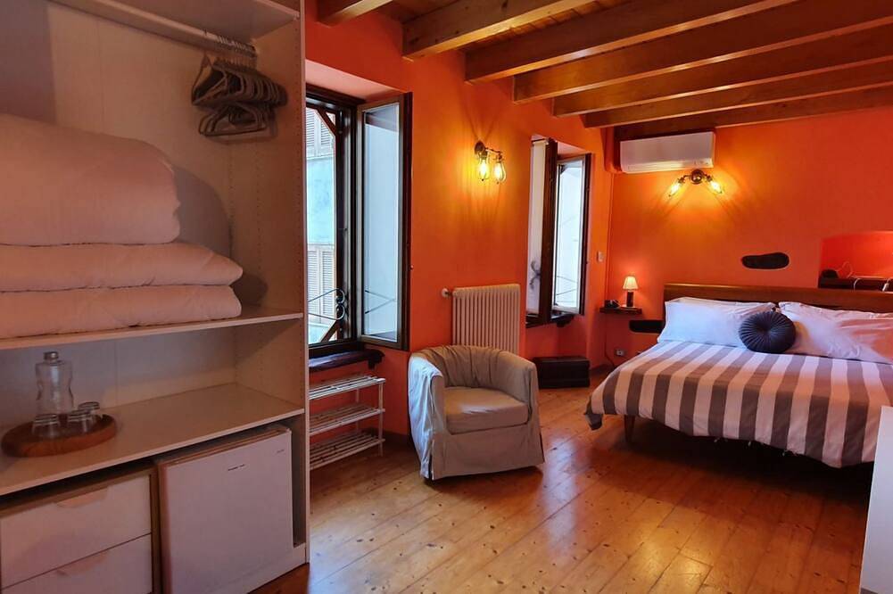 Hel lejlighed, Romantic village house on Lake Como (I Scalitt) in Carate Urio, Comosøen