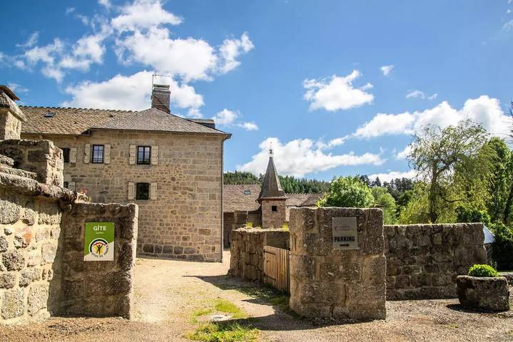 Gîte pour 8 personnes, avec piscine ainsi que terrasse et sauna