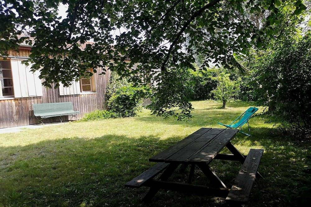Country house with garden, at the start of hiking trails in Lalinde, Périgord Pourpre